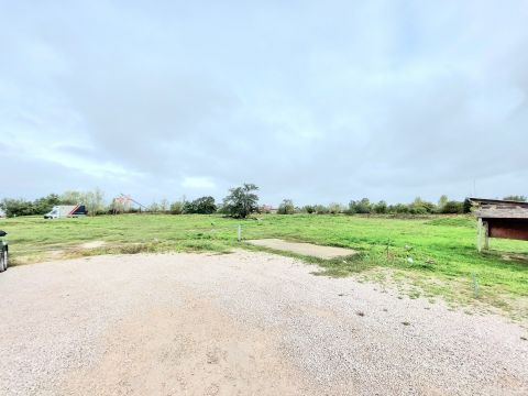 Eladó Telek 8000 Székesfehérvár , 20.039 m2-es, belterületi, feltöltött, üres telek 