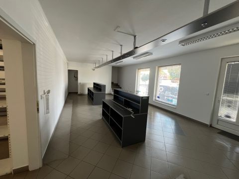 Eladó Üzlethelyiség 4400 Nyíregyháza , Körúton belül, a belváros közelében