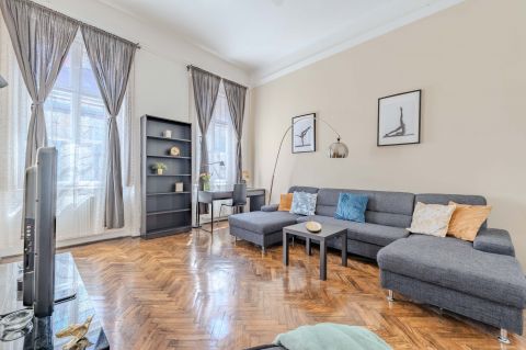 Eladó Lakás 1051 Budapest 5. kerület , 3. emeleti napfényes lakás Szabadság tér közelében