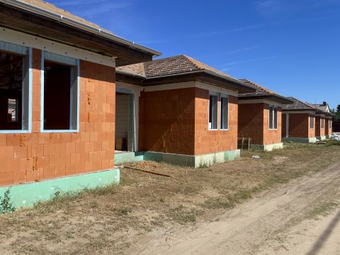 Eladó Ház 6000 Kecskemét Új építésű, kertkapcsolatos lakóparki lakások, autóbeállóval