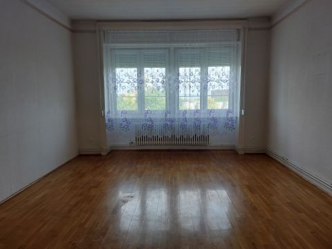 Eladó Lakás 8105 Pétfürdő , Pétfürdő Cukrászda parkoló