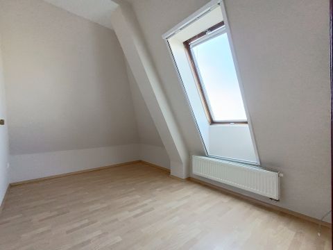 Kiadó Lakás 6000 Kecskemét Nyíri úti kórház közelében liftes, nappali + 2 szobás lakás