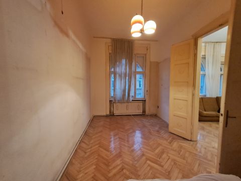 Eladó Lakás 1078 Budapest 7. kerület Nagypolgári, felújítandó nagy lakás.