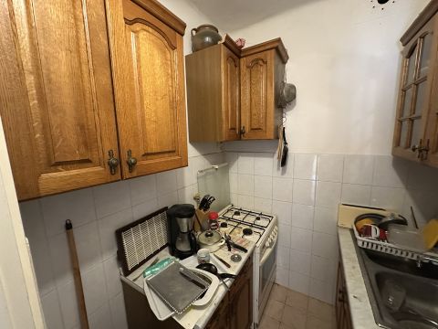 Eladó Lakás 6000 Kecskemét Kecskeméten a   2+fél szobás, erkélyes  földszinti lakás