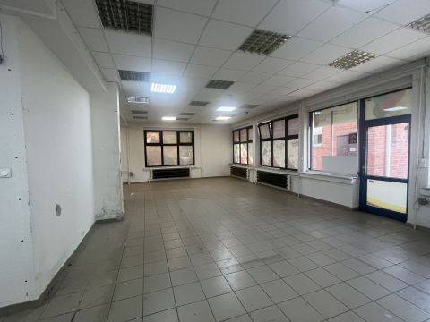 Eladó Üzlethelyiség 2840 Oroszlány Oroszlány Fő tér