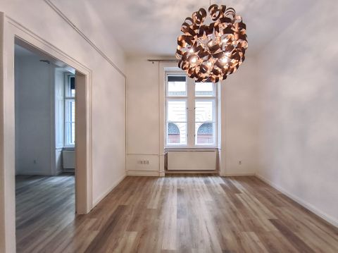 Kiadó Lakás 1065 Budapest 6. kerület , LÁZÁR UTCÁBAN, AZ OPERÁRA NÉZŐ, 2 SZOBÁS FELÚJÍTOTT LAKÁS! 
