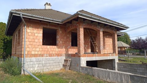 Eladó Telek 2364 Ócsa , Ócsán befejezésre váró ház