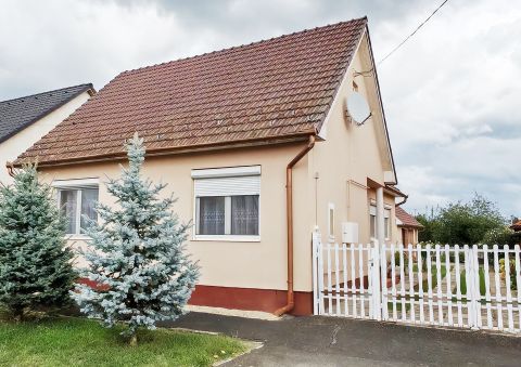 Eladó Ház 7500 Nagyatád Nagyatád csendes mellékutcájában, szép udvarral eladó ház! 