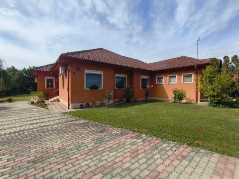 Eladó Ház 2475 Kápolnásnyék 2475 Kápolnásnyék, csendes