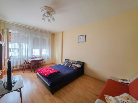 Eladó Lakás 1071 Budapest 7. kerület , Eladó világos garzon a Városliget közelében!