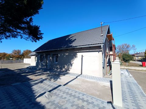 Eladó Ház 2740 Abony , Abony központjában 2 szoba+ nappalis ház eladó