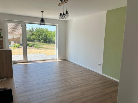 Eladó Ház 8372 Cserszegtomaj Csendes kertvárosi utcában, újépítésű ikerfél