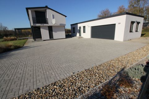 Kiadó Ház 6000 Kecskemét PRÉMIUM minőségű nappali+3 szobás, beépített gardróbos, parkosított udvarral családi ház KIADÓ!