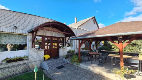 Eladó Vendéglátás 2433 Sárosd Központi részén