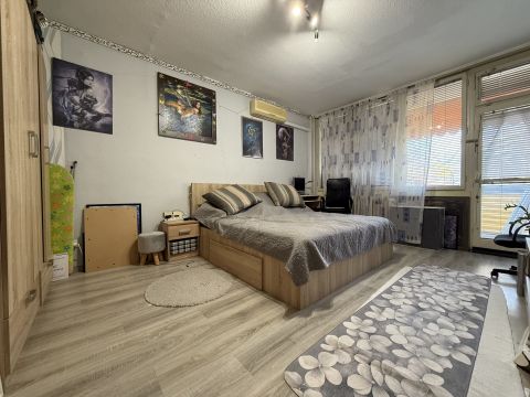 Eladó Lakás 6000 Kecskemét , Kecskeméten Petőfi S. u-án 1. emeleti, erkélyes lakás eladó