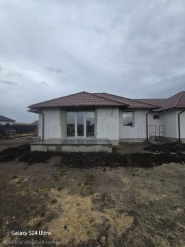Eladó Ház 5100 Jászberény új építésű, hőszivattyús otthon
