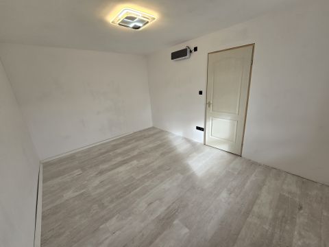 Eladó Ház 7000 Sárbogárd Sárbogárd központjában  felújított 3 szobás családi ház