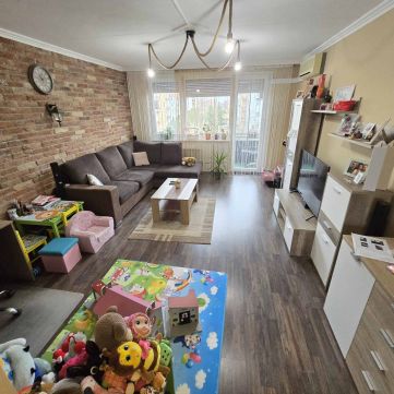 Eladó Lakás 6000 Kecskemét , NAPPALI +2 SZOBÁS FELÚJÍTOTT ERKÉLYES LAKÁS