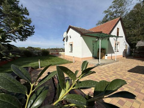 Eladó Ház 6050 Lajosmizse Nyugalom, 1 hektár földterület, felújított otthon