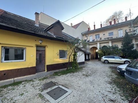 Eladó Lakás 6000 Kecskemét , Kecskemét Belvárosában, 2 szobás, felújításra váró lakás