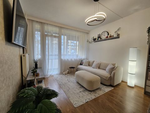 Eladó Lakás 7632 Pécs , Pécs Kertváros kedvelt részén 4/2 emeleti lakás