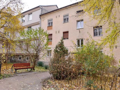 Kiadó Lakás 2840 Oroszlány , 35 m2-es, magasföldszinti, egyszobás, jó állapotú kiadó.