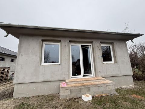 Eladó Ház 2700 Cegléd , 96 m2-es új-építésű, nappali + 3 szobás, hőszivattyús család