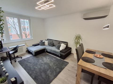 Eladó Lakás 1184 Budapest 18. kerület , Lakatos lakótelepen, szigetelt épületben, felújított lakás