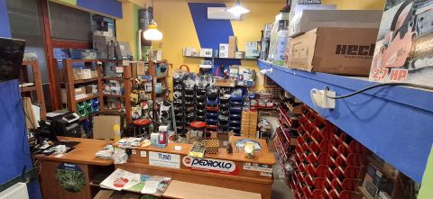 Kiadó Üzlethelyiség 2314 Halásztelek , Kiadó Halásztelken utcafronti üzlethelyiség kiadó!