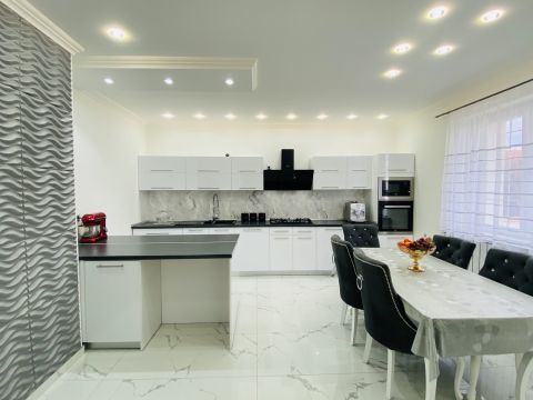 Eladó Ház 2030 Érd , Közkedvelt részén, 200 m2 10 szobás családi ház vendégházzal