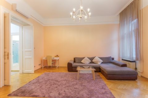 Eladó Lakás 1078 Budapest 7. kerület Péterfy Sándor utcánál szép házban,hangulatos, jó állapotú!