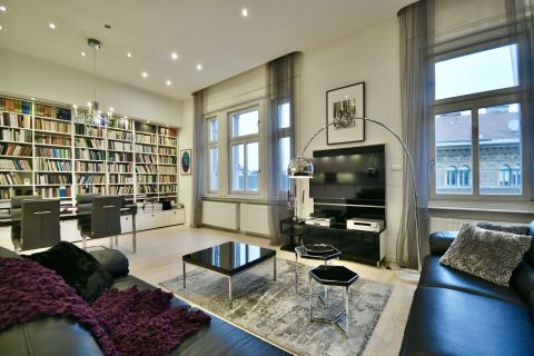 Eladó Lakás 1085 Budapest 8. kerület A Baross utca sétáló részére néző lakás