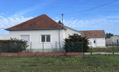 Eladó Ház 6000 Kecskemét , GKSZ övezetben telephely eladó felújított épülettel!