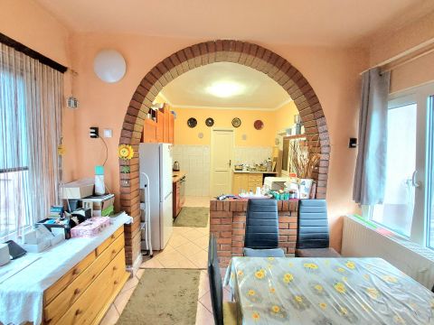 Eladó Ház 8100 Várpalota , Két generácónak is alkalmas családi ház a központban