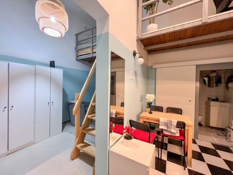 Kiadó Lakás 1066 Budapest 6. kerület , Nyugati mellett, gépesített, bútorozott lakás galériával