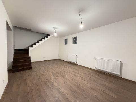 Eladó Lakás 1201 Budapest 20. kerület , Felújított,azonnal költözhető,gk beálló,udvar 3-as lakás