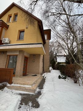 Kiadó Ház 1029 Budapest 2. kerület Budapest 2. kerületében, a Francia iskola mellett