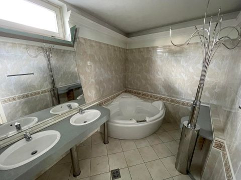 Eladó Ház 6000 Kecskemét KURIÓZUM A BELVÁROSBAN! NAPPALI+5 SZOBA, MEDENCÉVEL!