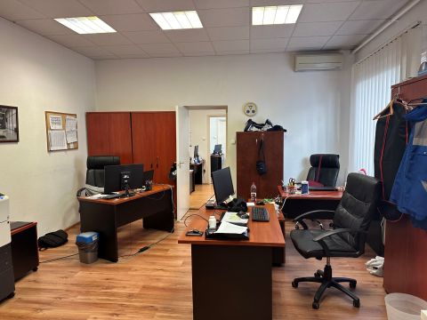 Kiadó Iroda 1045 Budapest 4. kerület , Újpest Istvántelki úton különböző méretű irodák
