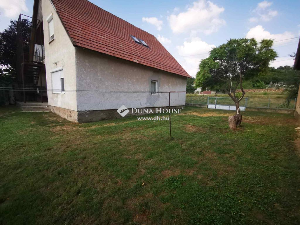 8093 Lovasberény , buszmegálló közelében — 1/21