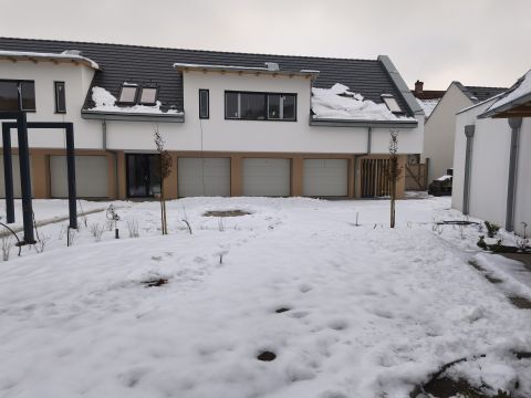 Eladó Parkoló 6000 Kecskemét , Kertkapcsolatos belvárosi társasházi lakások