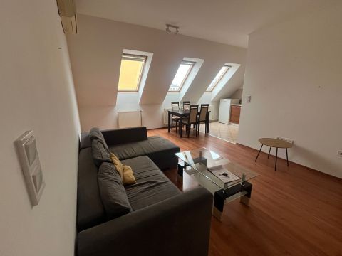 Eladó Lakás 5000 Szolnok , 2 szobás 2. emeleti, 47nm-es cirkós lakás, liftes társasház