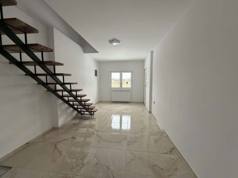 Eladó Ház 7013 Cece Felújított, háromszintes családi ház, 5000 m²-es telken