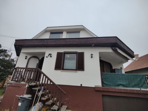 Eladó Ház 2220 Vecsés , Vecsés közel a központhoz kétgenerációs ikerház eladó.