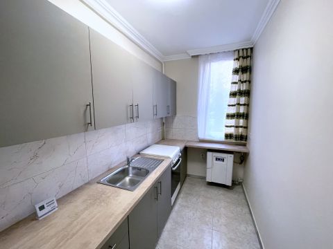 Kiadó Lakás 6000 Kecskemét Felújított 2 szobás földszinti lakás - BÚTOROZATTLAN