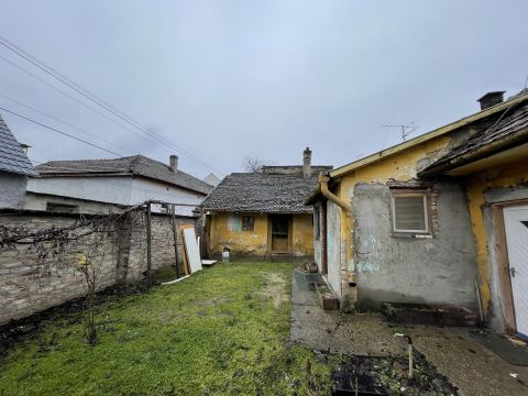 Eladó Ház 2750 Nagykőrös , Belvárosi telek bontandó épülettel