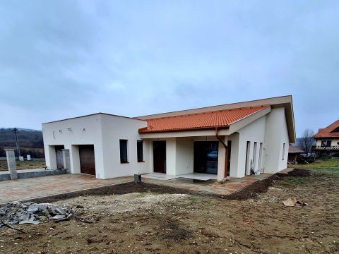 Eladó Ház 2086 Tinnye 