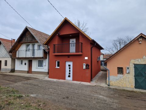 Eladó Ház 2200 Monor , Monoron közel a Bacchus térhez felújított zártkerti ház