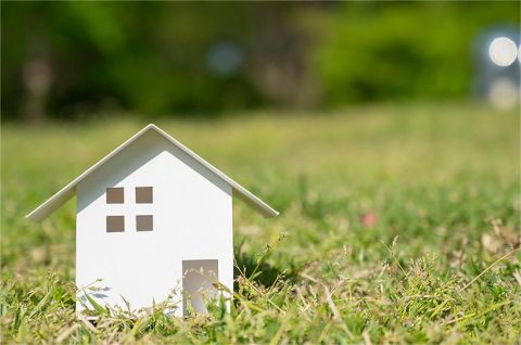 Eladó Ház 6098 Tass , Tass, közvetlen vízparti ingatlan saját stéggel