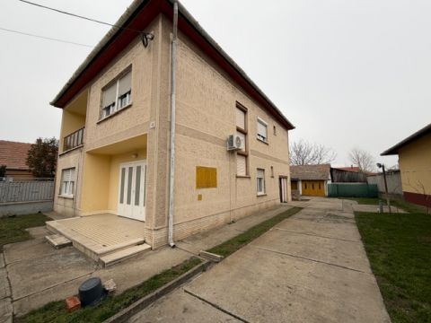 Eladó Ház 6200 Kiskőrös , Eladó Kiskőrösön a Széchenyi u.-ban egy 205 nm-es családiház